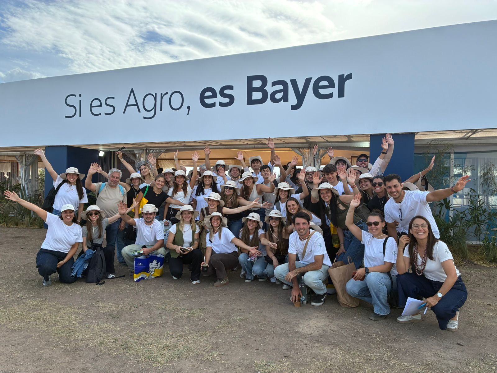 Equipo Bayer en ExpoAgro - Si es Agro es Bayer
